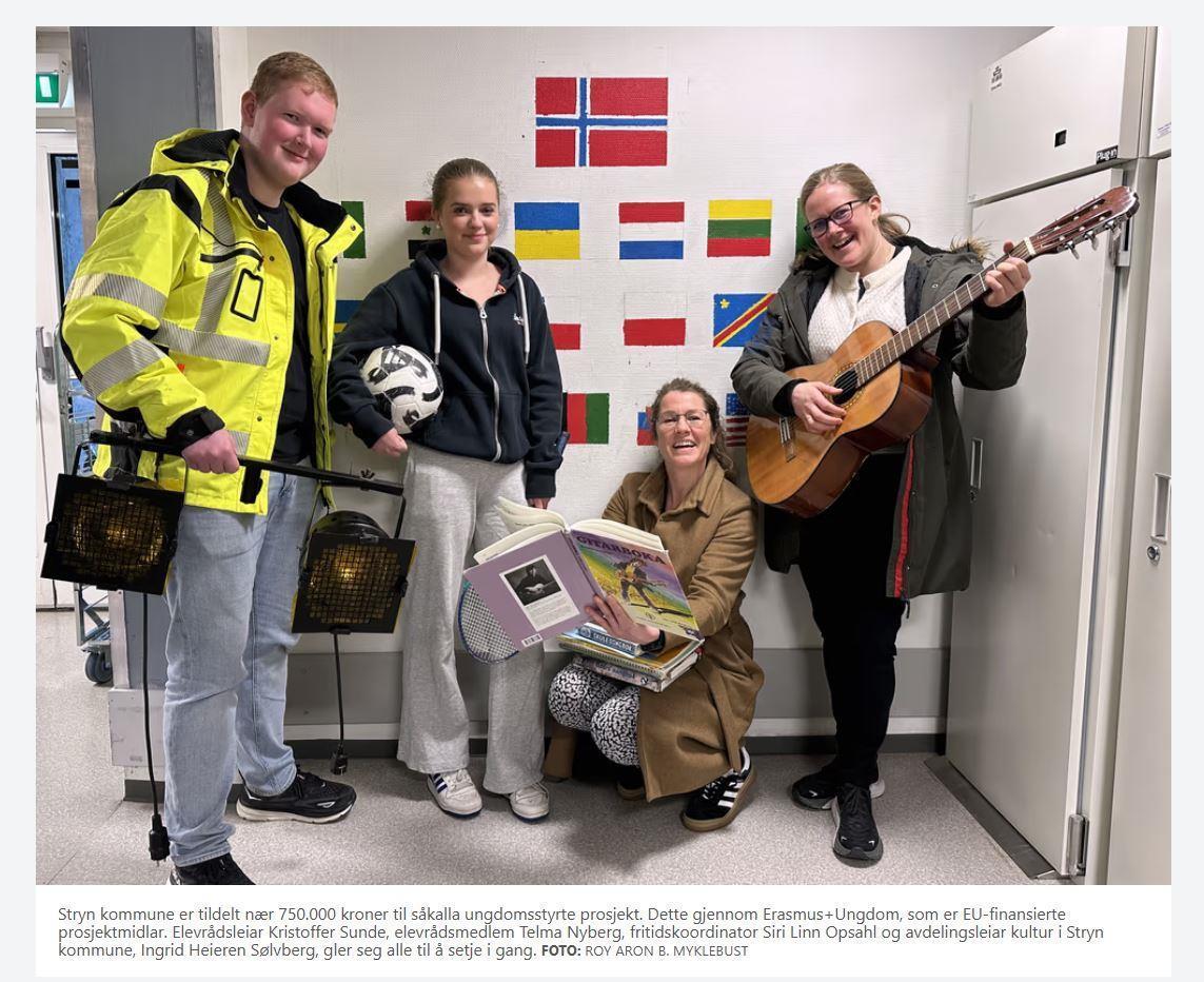 Bilde av to ungdommar og fritidskoordinator Siri Linn Opsahl og avdelingsleiar kultur i Stryn kommune, Ingrid Heieren Sølvberg. - Klikk for stort bilete
